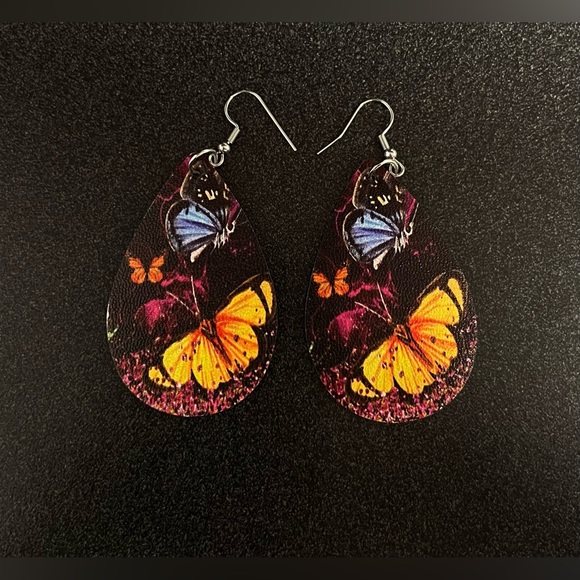 Retro Butterfly 🦋 PU Leather Earrings - Picture 2 of 4